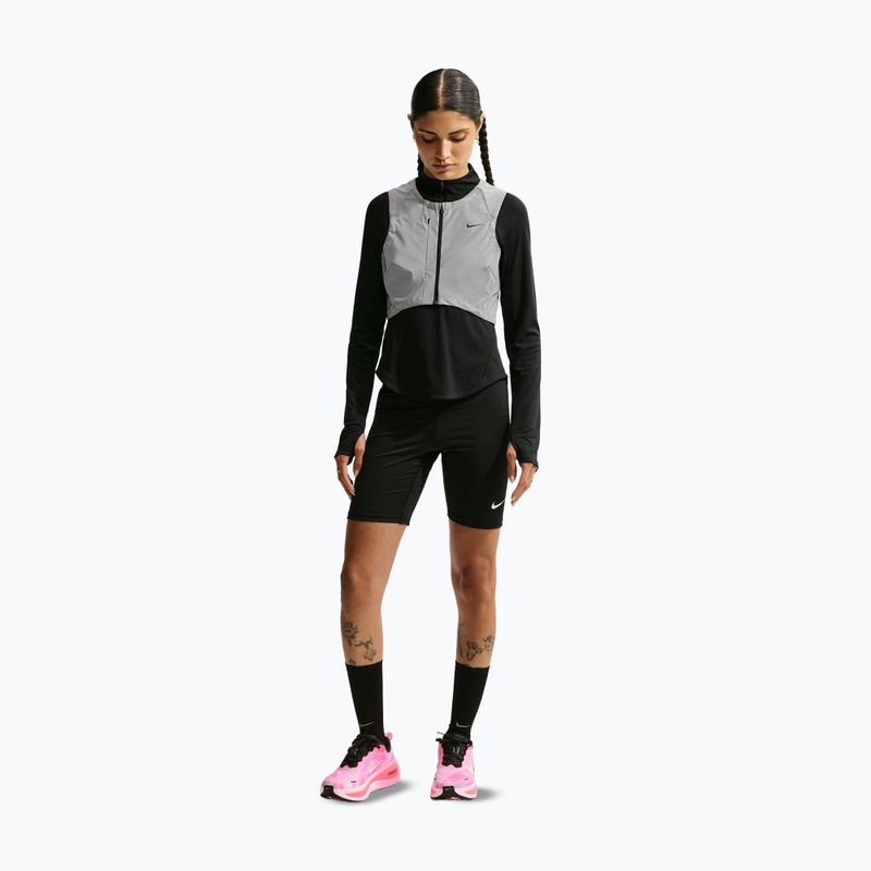 Дамски елек за бягане Nike Swift Flash metallic cool grey/black 2