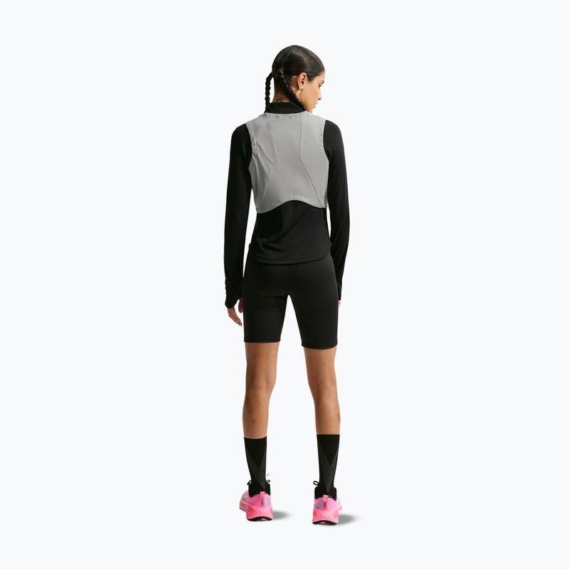 Дамски елек за бягане Nike Swift Flash metallic cool grey/black 3
