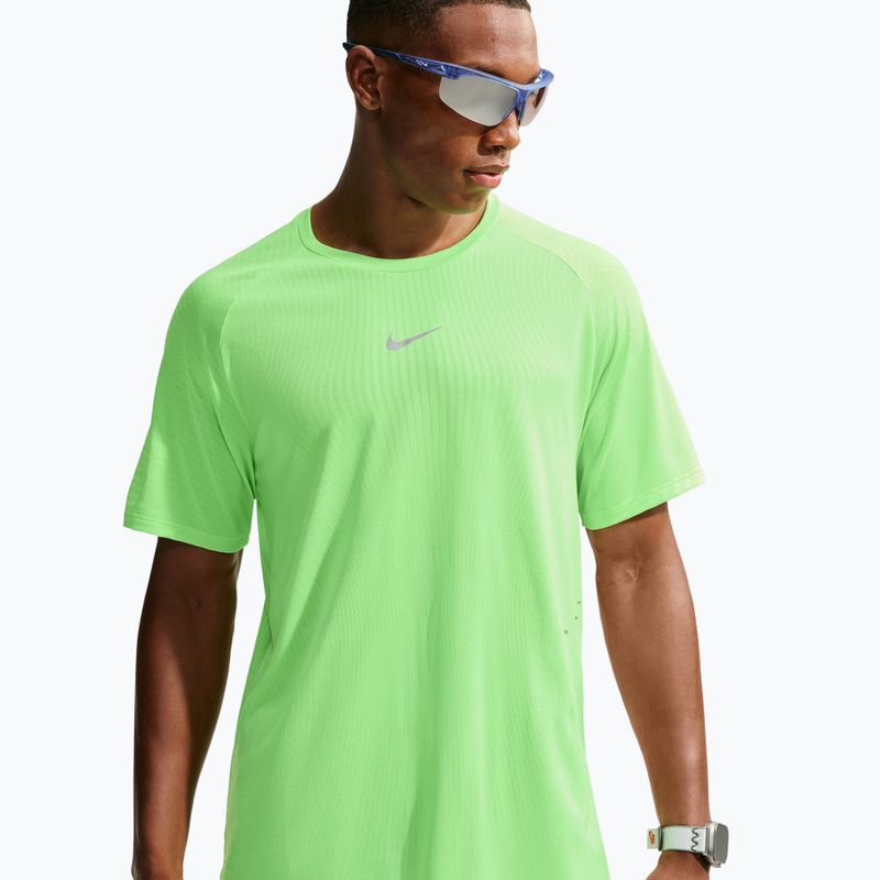 Мъжка тениска за бягане Nike Stride volt/light silver 4