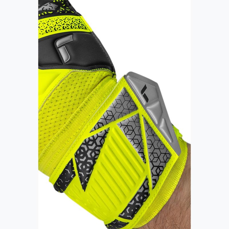 Вратарски ръкавици Reusch Attrakt Solid safety yellow/silver 7