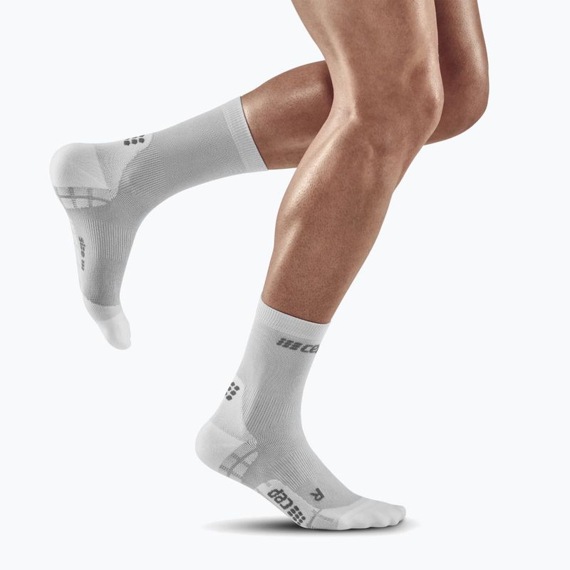 CEP Ultralight Short carbon бели мъжки чорапи за бягане с компресия 2