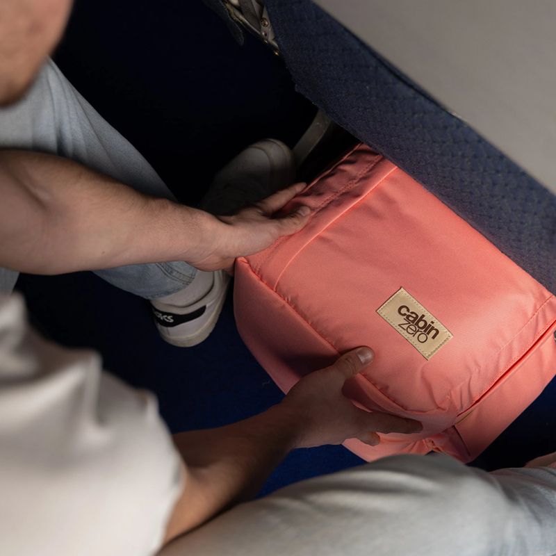 Туристическа раница CabinZero Classic Tech 28 and pink 18