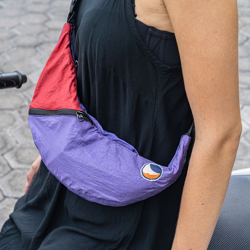Чанта за рамо Ticket To The Moon Upcycled Sling purple/burgundy 4