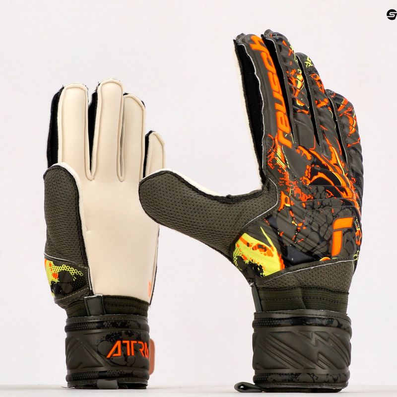 Reusch Attrakt Твърди зелени вратарски ръкавици 5370016-5556 9