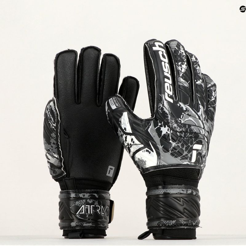 Reusch Attrakt Resist вратарски ръкавици черни 5370615-7700 9