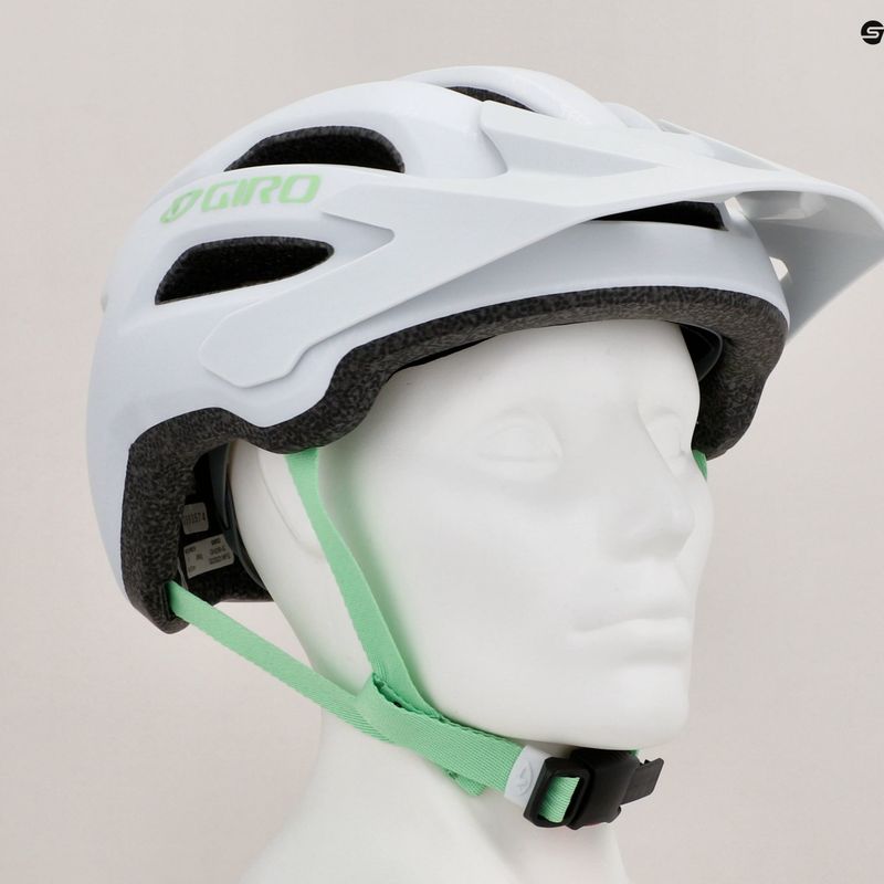 Дамска каска за колоездене Giro Fixture II W matte white green pearl 9