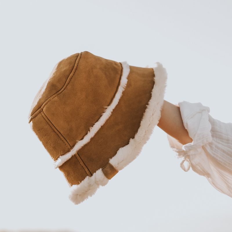 Дамска шапка с периферия EMU Australia Sheepskin chestnut 9